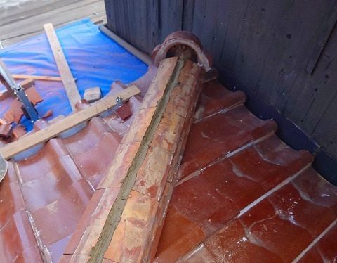 明石市の瓦屋根の解体作業